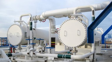 Isı değiştiriciler bir arıtma tesisi içinde. Petrol arıtma için donatım