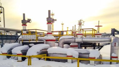 Kapakların petrol boru hatları üzerinde düğüm. Subaplar karda durma. Redüktörler vanalar.