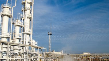 Petrol rafinerisi. Birincil petrol rafinerisi ekipmanı