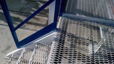 Çelik servis platformu ve merdiven