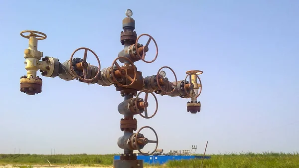 Equipment of an oil well. Shut off valves and service equipment