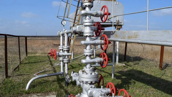 Equipment of an oil well. Shutoff valves and service equipment — Stock Photo, Image