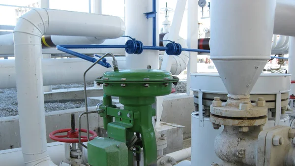 Gröna pneumatisk ventil i pipeline — Stockfoto