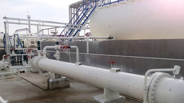 Heat exchanger in a refinery — Stock Photo, Image