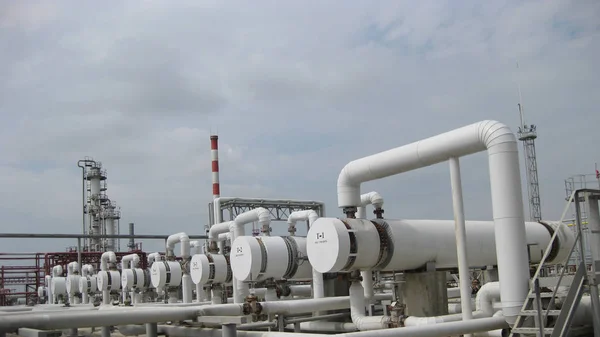 Intercambiadores de calor en la refinería de petróleo. —  Fotos de Stock