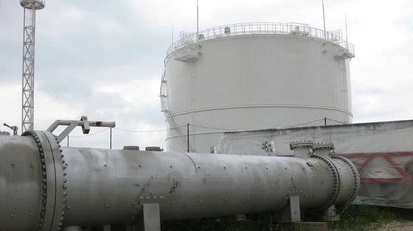 Échangeurs de chaleur à la raffinerie de pétrole. — Photo