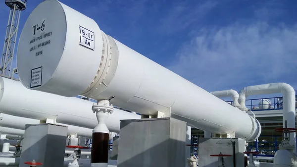 Heat exchangers in a refinery — Stock Photo, Image