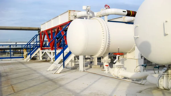 Intercambiadores de calor en una refinería. Refrigerador de aire de gasolina calentada. La e —  Fotos de Stock