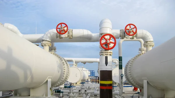 Intercambiadores de calor en una refinería. Refrigerador de aire de gasolina calentada. La e — Foto de Stock