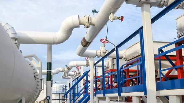 Intercambiadores de calor en una refinería. Refrigerador de aire de gasolina calentada. La e — Foto de Stock