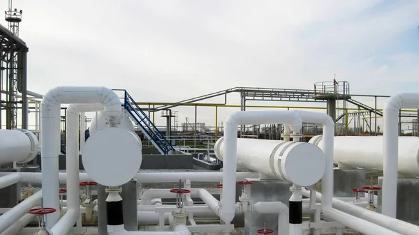 Heat exchangers in a refinery. The equipment for oil refining — Stock Photo, Image