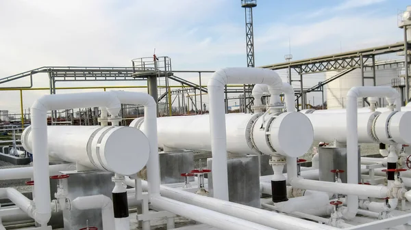 Trocadores de calor numa refinaria. O equipamento para refino de petróleo — Fotografia de Stock