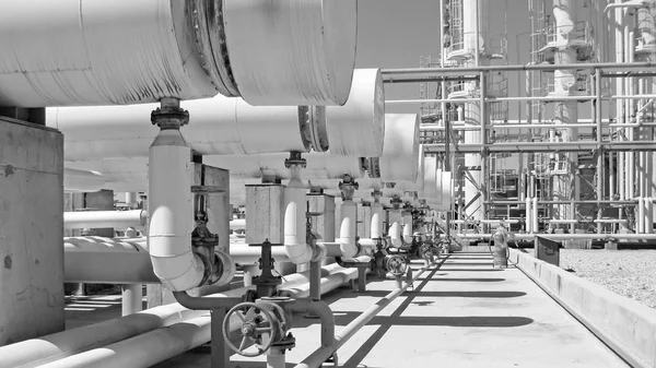 Trocadores de calor numa refinaria. O equipamento para refino de petróleo — Fotografia de Stock