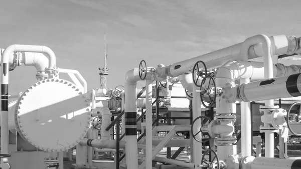 Trocadores de calor numa refinaria. O equipamento para refino de petróleo — Fotografia de Stock