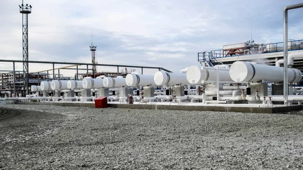 Теплообменники на нефтеперерабатывающем заводе. Оборудование для переработки нефти — стоковое фото