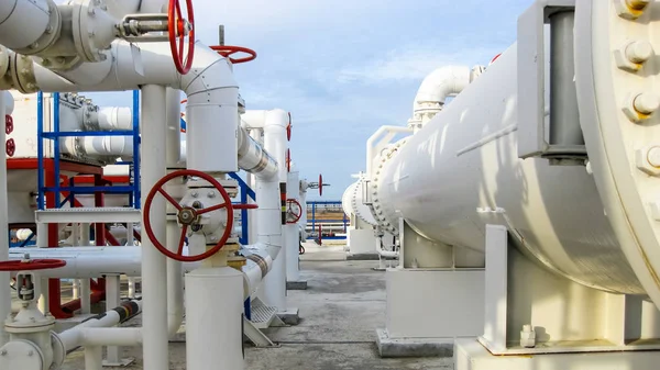 Intercambiadores de calor en una refinería. El equipo para el refino de petróleo — Foto de Stock