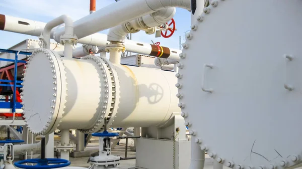 Trocadores de calor numa refinaria. O equipamento para refino de petróleo — Fotografia de Stock