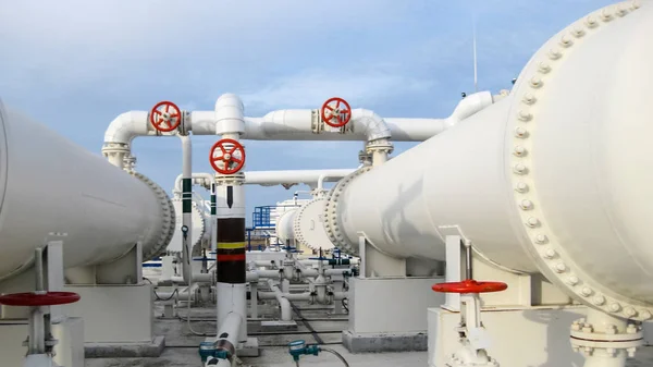 Trocadores de calor numa refinaria. O equipamento para refino de petróleo — Fotografia de Stock