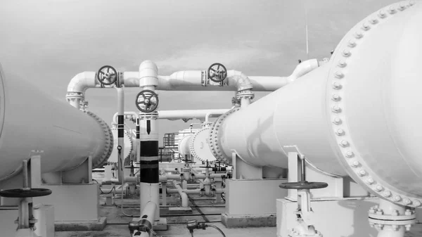 Trocadores de calor numa refinaria. O equipamento para refino de petróleo — Fotografia de Stock