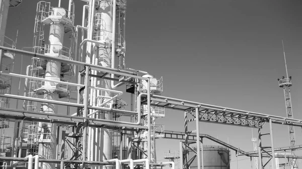 Oljeraffinaderi. Utrustning för raffinering av råolja — Stockfoto