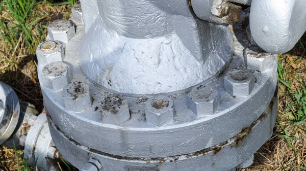 Flanşlı boru. Flanş - petrol ve gaz sektöründe çok kullanır boru.