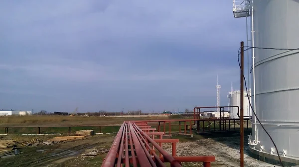 Tubulação para bombear produtos petrolíferos refinados — Fotografia de Stock