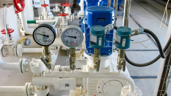 泵面糊压力表设备用于初级炼油. — 图库照片