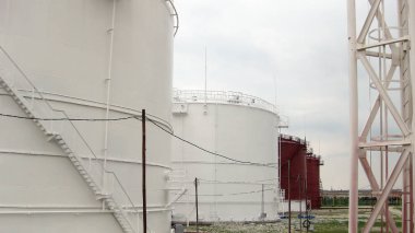 Dikey çelik tank. Petrol ürünleri depolama kapasiteleri