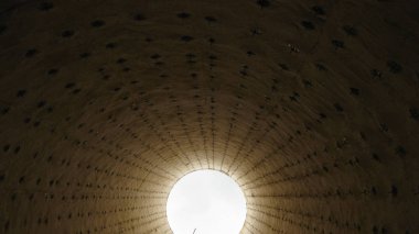 Meşale kapalı yazın, içinden bak