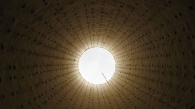 Meşale kapalı yazın, içinden bak