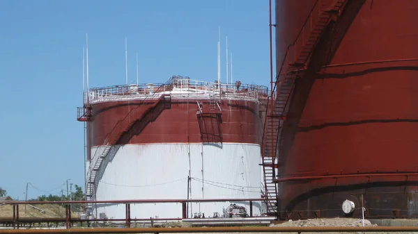 Tanques de almacenamiento de productos petrolíferos — Foto de Stock