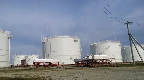 Tanques de almacenamiento de productos petrolíferos — Foto de Stock