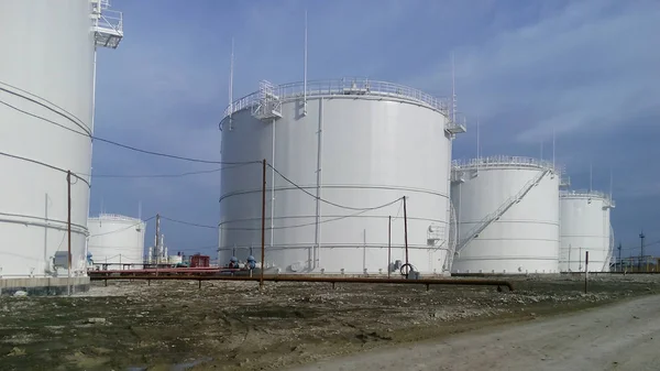 Réservoirs de stockage de produits pétroliers — Photo