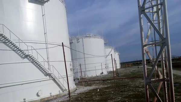 Réservoirs de stockage de produits pétroliers — Photo