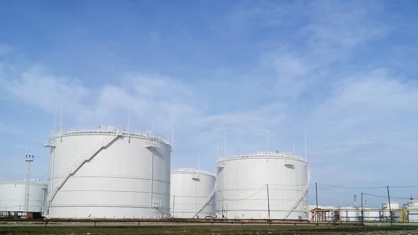 Tanques de almacenamiento de productos petrolíferos — Foto de Stock