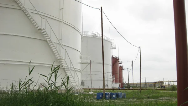 Serbatoio l'acciaio verticale. Capacità di stoccaggio dei prodotti petroliferi — Foto Stock