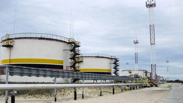 Tanques com a empresa petrolífera Rosneft . — Fotografia de Stock