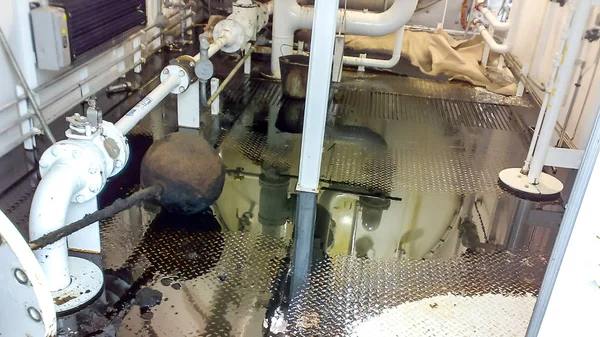 El piso de la unidad de control del dispositivo es un bateador-tritter lleno de aceite. Trabajos de reparación. Apertura del equipo. Limpieza del flotador de nivel . — Foto de Stock
