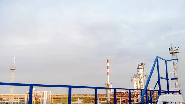A refinaria de petróleo — Fotografia de Stock