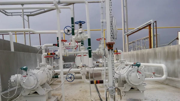 La pompa per il pompaggio di prodotti caldi di raffinazione del petrolio — Foto Stock