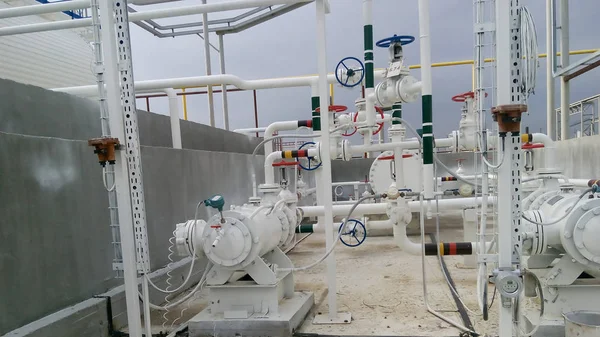 석유 정제의 뜨거운 제품을 펌핑을 위한 펌프 — 스톡 사진