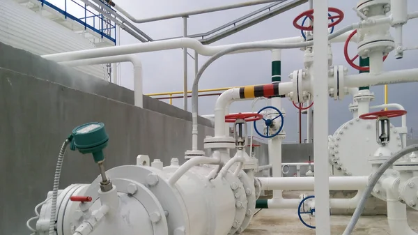 석유 정제의 뜨거운 제품을 펌핑을 위한 펌프 — 스톡 사진