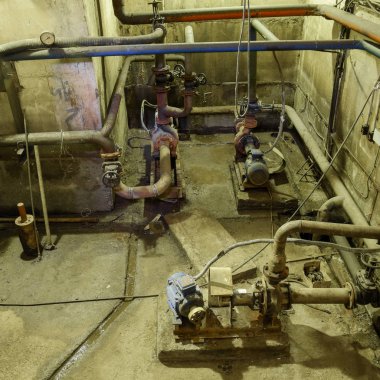 Bodrum katında bir su pompa istasyonu. Kıyamet sonrası terk