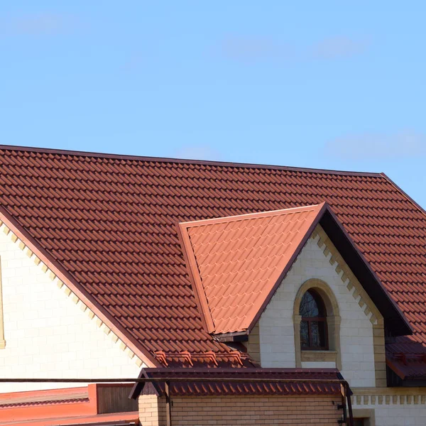 Casa com um telhado feito de folhas de metal — Fotografia de Stock