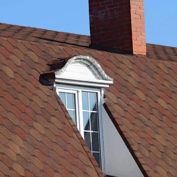 Huis met een dak van metalen platen — Stockfoto