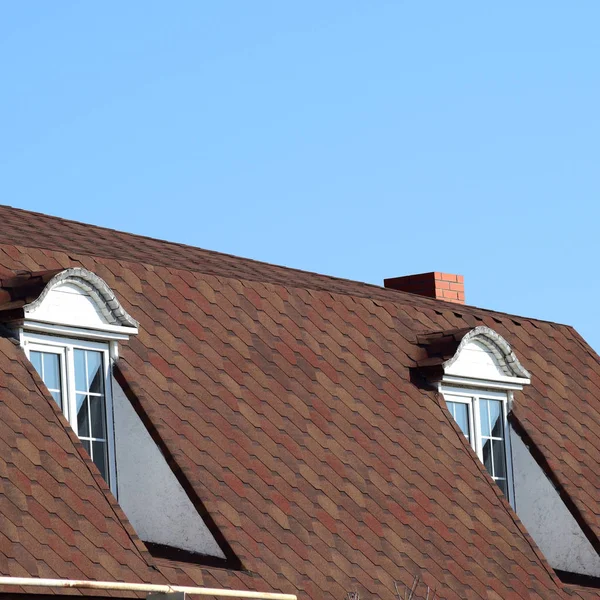 金属板の屋根の家 — ストック写真