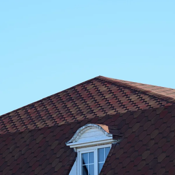 Huis met een dak van metalen platen — Stockfoto