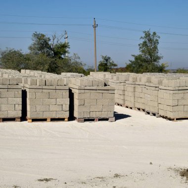 Tuğlalar, koylarından yalan. Depolama kül blok