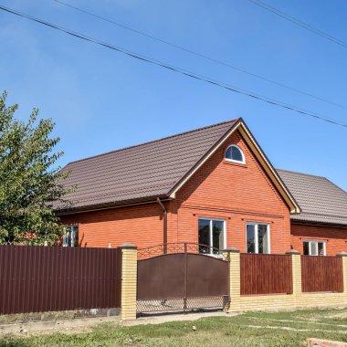 Bir çatı ile müstakil ev çelik levha.