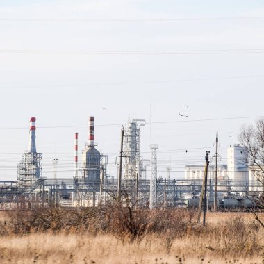 Damıtma sütunları, borular ve diğer ekipman fırınları rafineri.